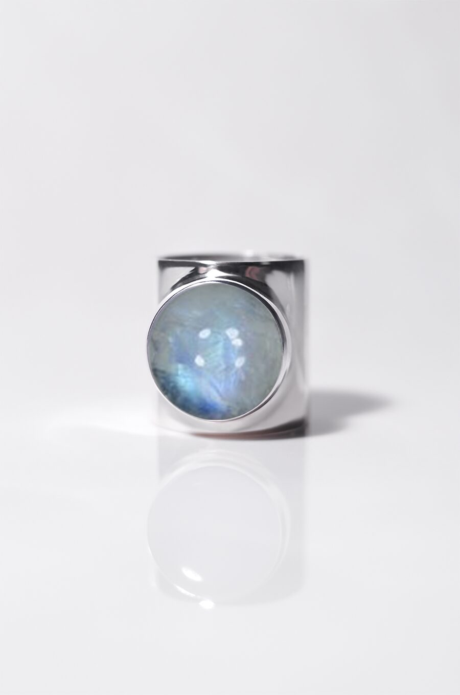 Дизайнерское широкое кольцо с крупным лунным камнем серебро — купить вмагазине BOHOANN 💍 Современное ювелирное искусство