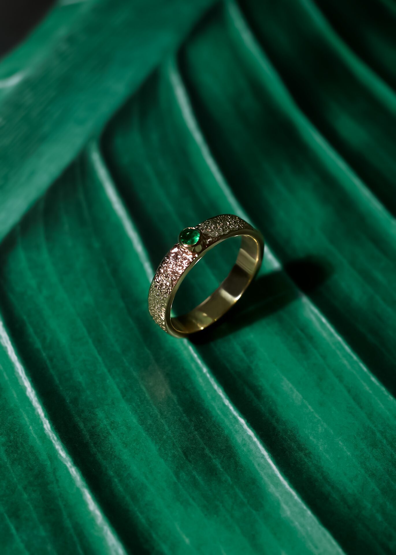 Фактурное обручальное кольцо Brilliance с изумрудом 3 мм — купить в магазине Bohoann